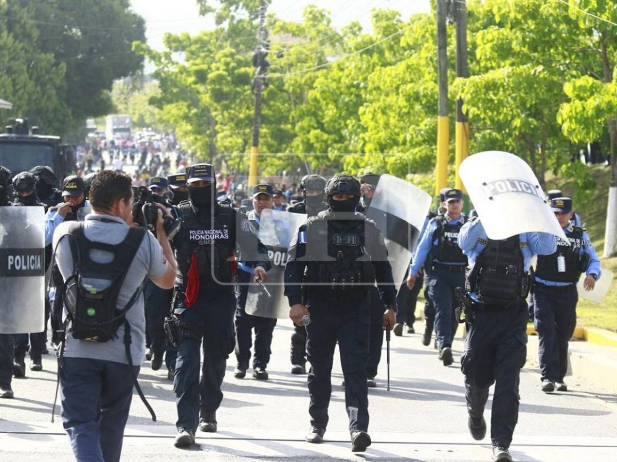 Con gas lacrimógeno y chorros de agua desalojan protestas por aumento a tasa municipal en El Progreso