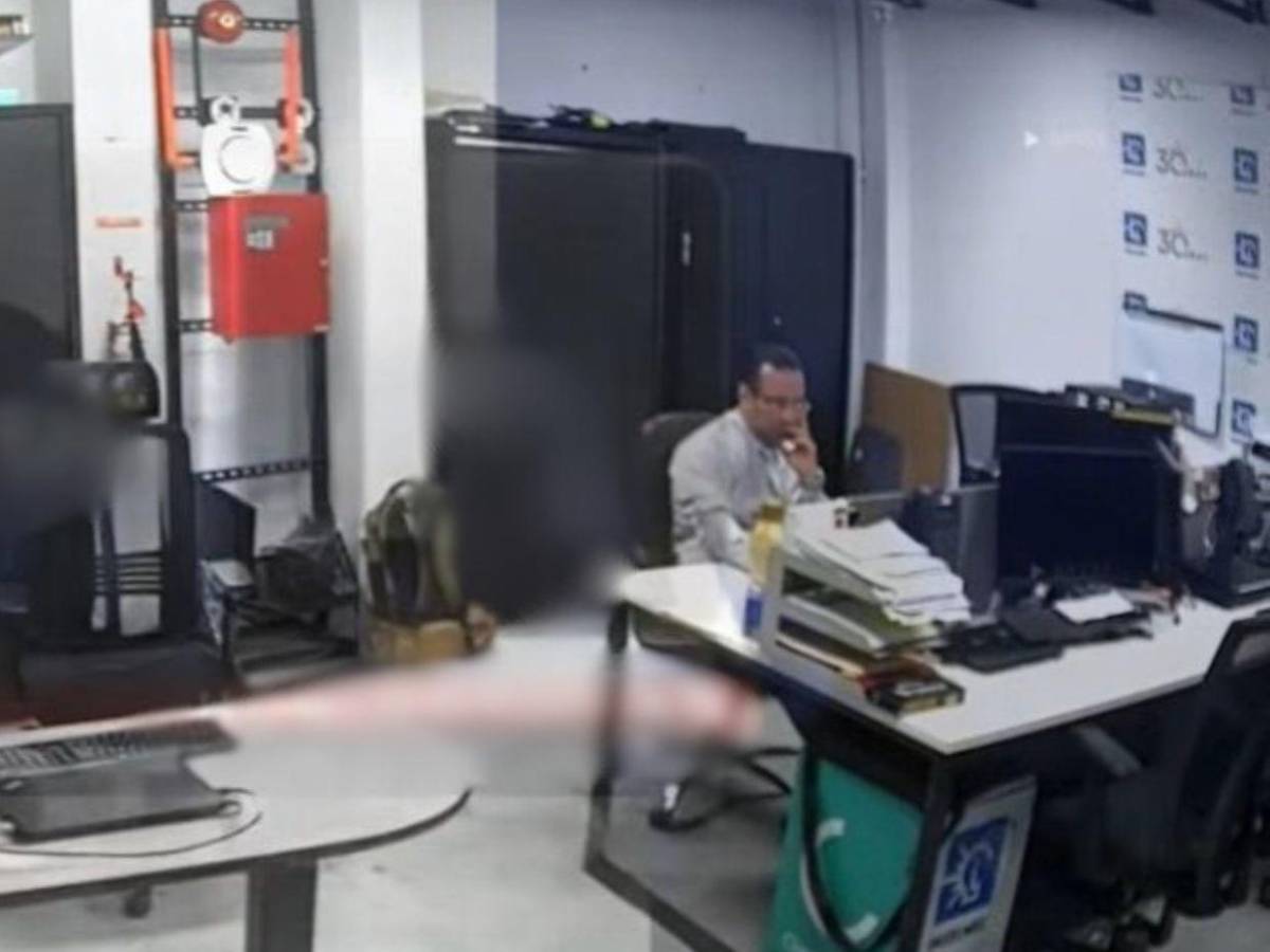 Cámaras de seguridad captan a empleados de bodega antes de colapsar cerro
