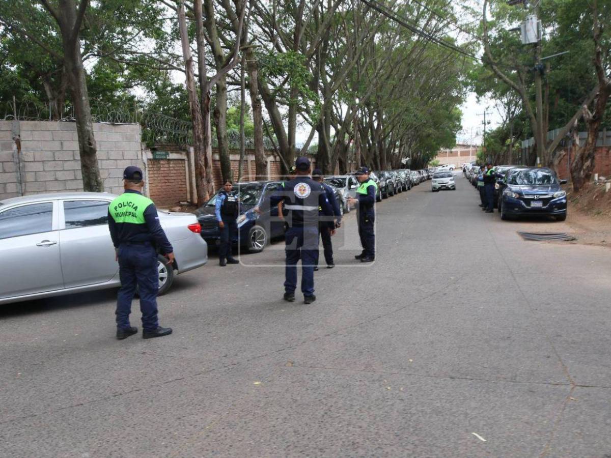 Pagarán más de L2 mil de multa: AMDC decomisa vehículos mal estacionados en la morgue capitalina