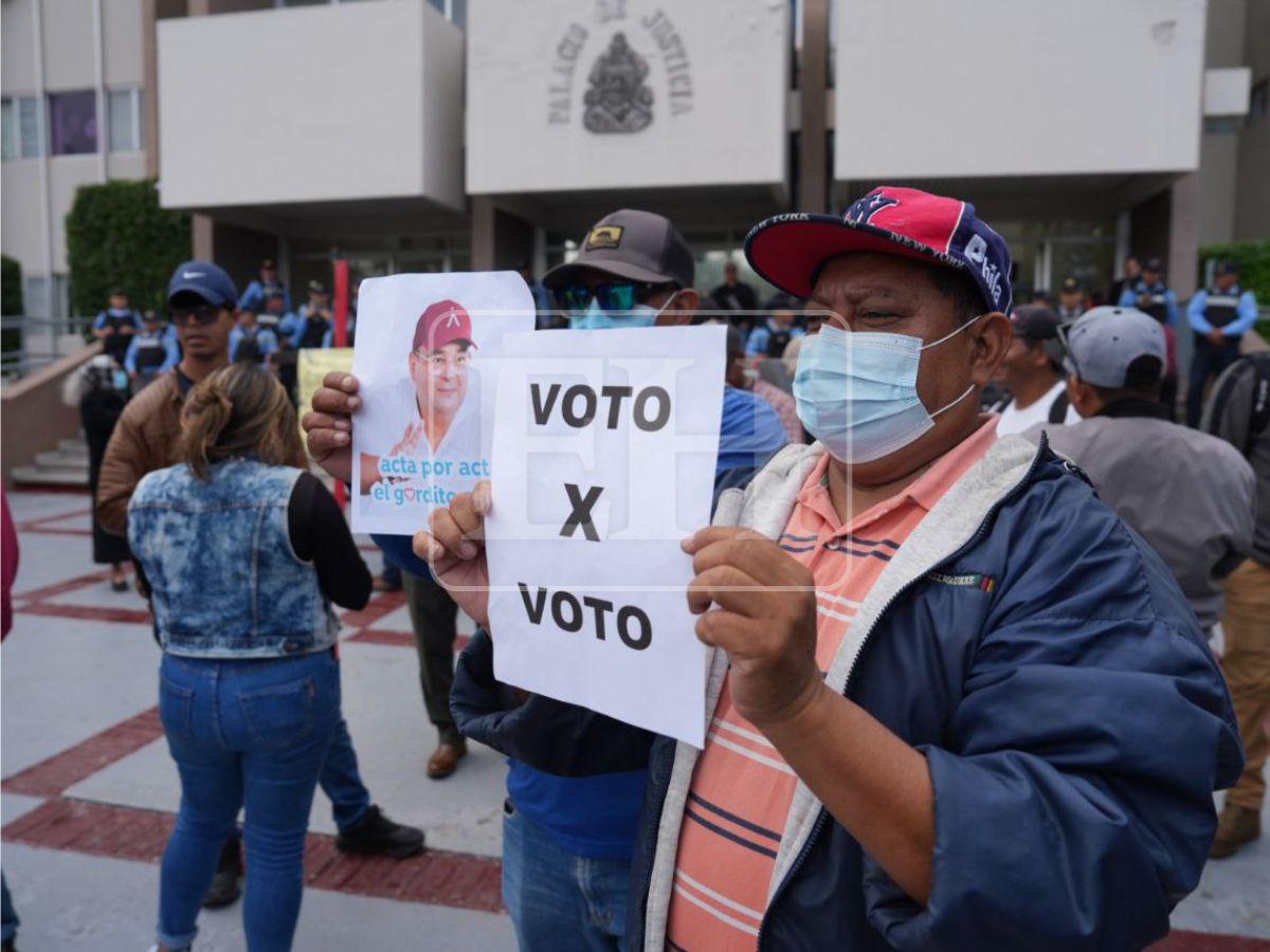 Colectivos de Libre se apostan frente a la CSJ en apoyo a Jorge Aldana