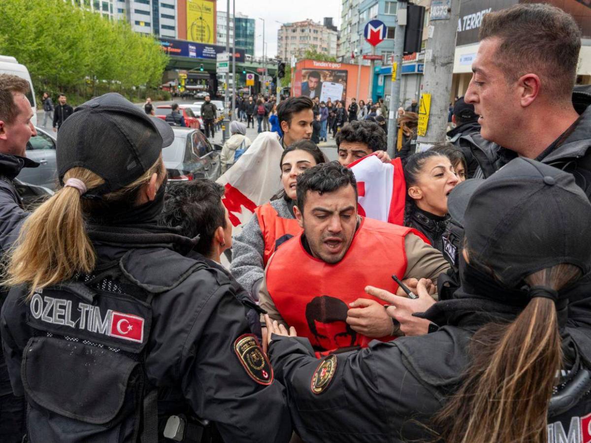 Entre golpes y detenciones, Estambul se suma a la marcha en el Día del Trabajador
