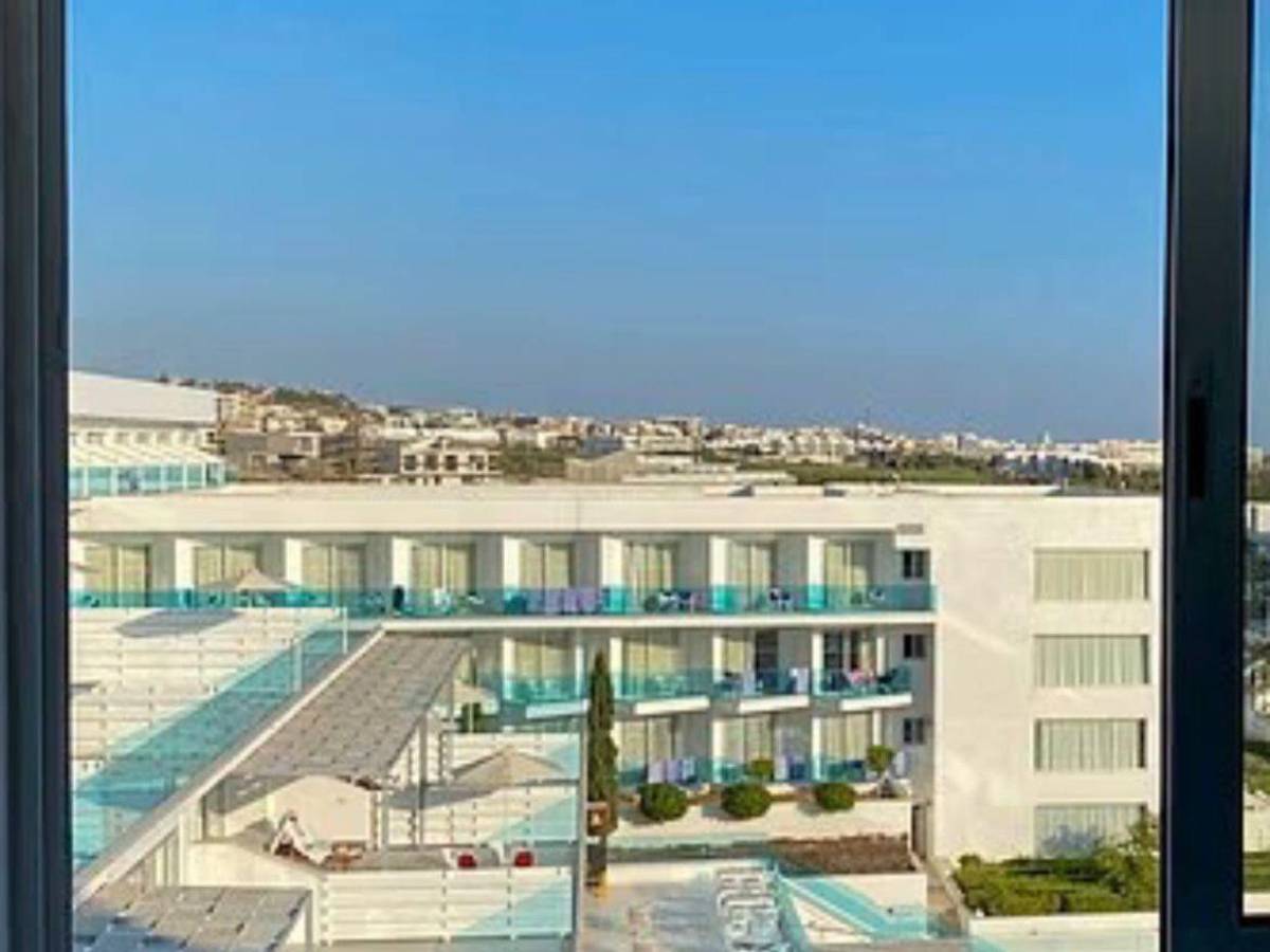 Multa de 3.000 euros a un padre cuyo hijo de 2 años murió al caer de un hotel en Inglaterra