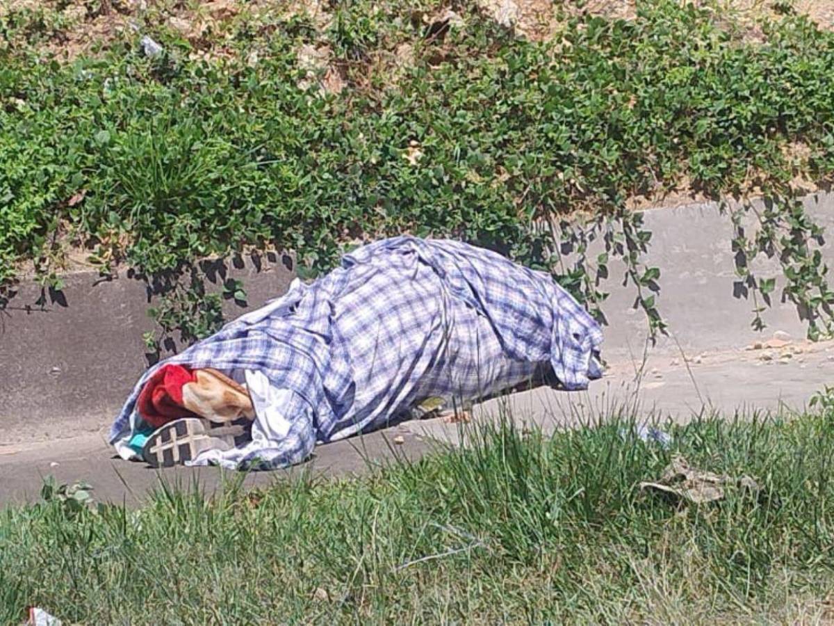 Envuelto en sábanas: así hallaron cadáver en el kilómetro nueve de la carretera al norte