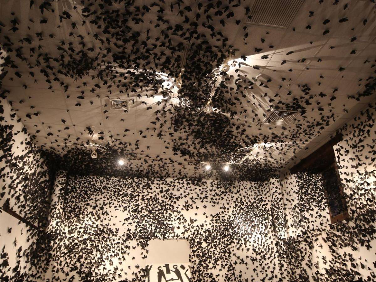 Nube negra: Un bivaque surrealista de 30,000 mariposas de papel invaden el MIN