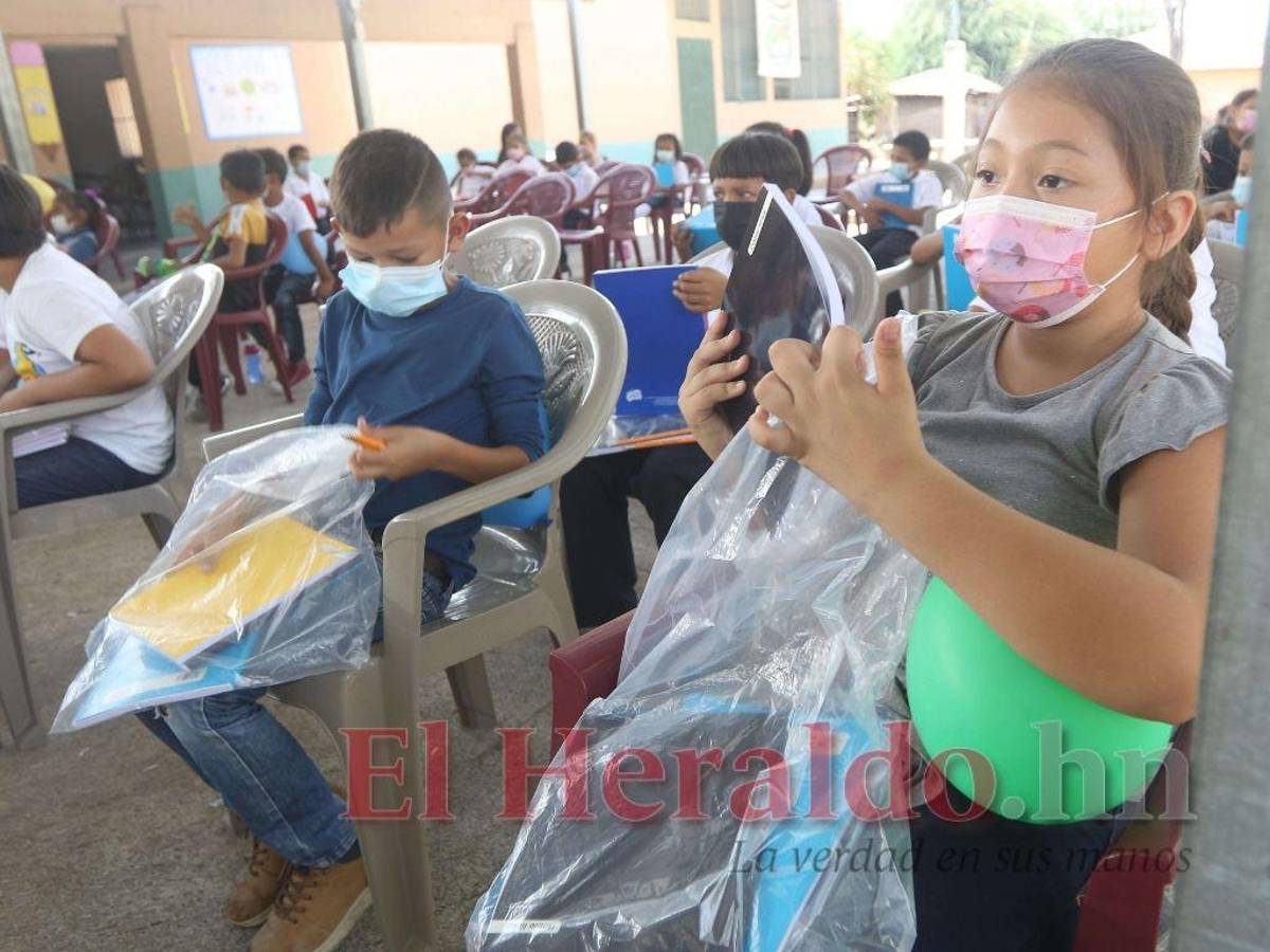 Los pequeños, con mucha felicidad, decidieron abrir sus paquetes escolares al instante de recibirlos.
