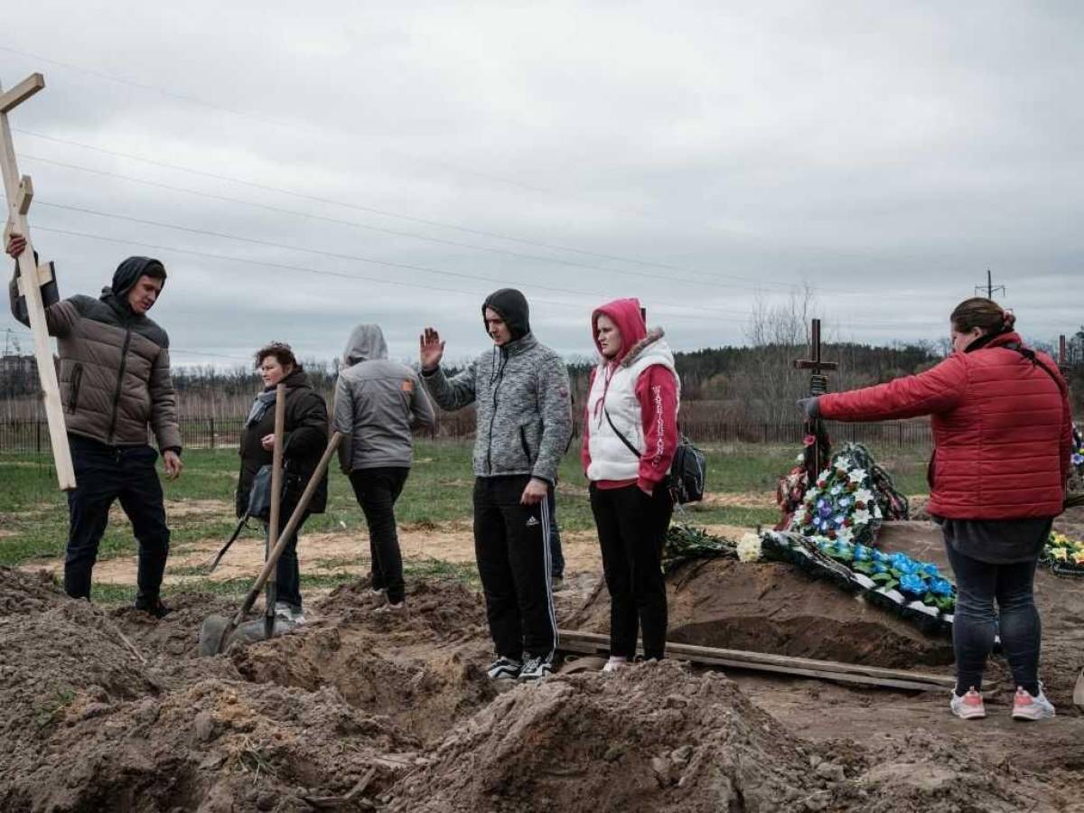 Hallados tres cadáveres con las manos atadas en una fosa cerca de Bucha