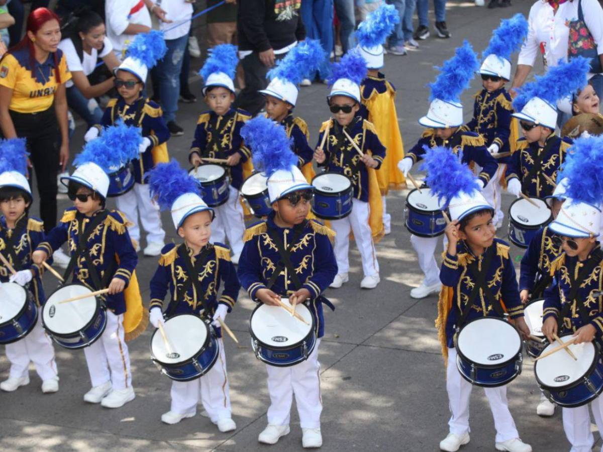 Portando los colores patrios, niños de preescolar rinden homenaje a Honduras