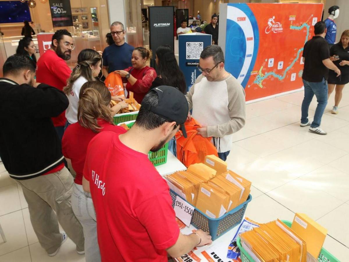 Entrega de kits en el arranque de la Vuelta EL HERALDO 2025, que reúne a mil ciclistas en Honduras