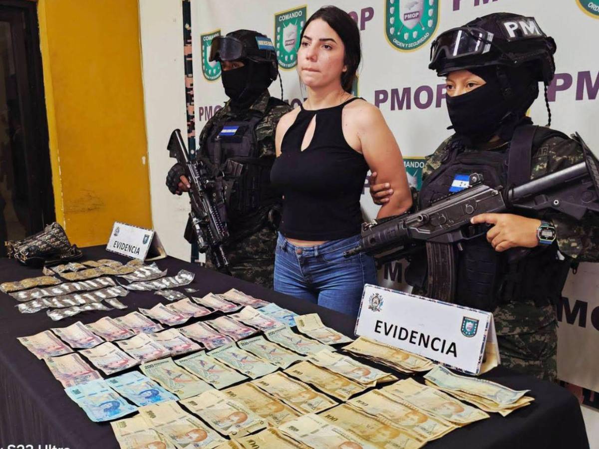 Capturan en SPS a La Chela con 67 envoltorios de supuesta droga y dinero en efectivo