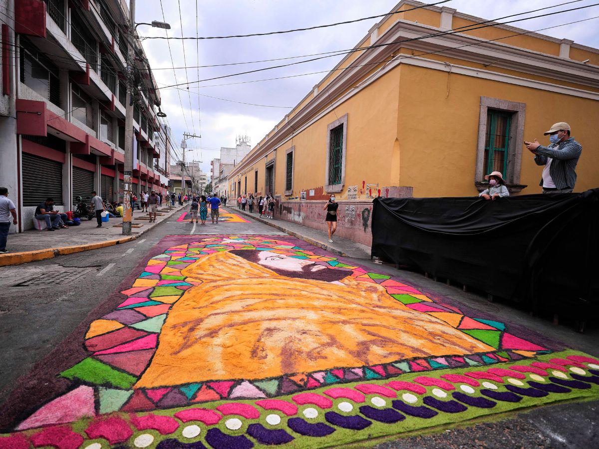 Las alfombras de aserrín se pueden apreciar en el centro de Tegucigalpa.