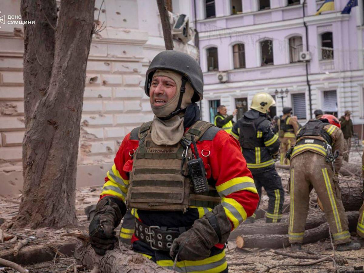 Impactantes y crudas imágenes del ataque ruso a Sumy que deja más de 30 muertes Impactantes y crudas imágenes del ataque ruso a Sumy que deja más de 30 muertes