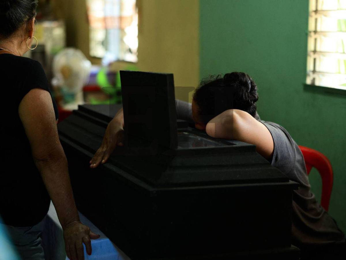 ¡Desgarrador! Velan restos del menor muerto en accidente de Omoa