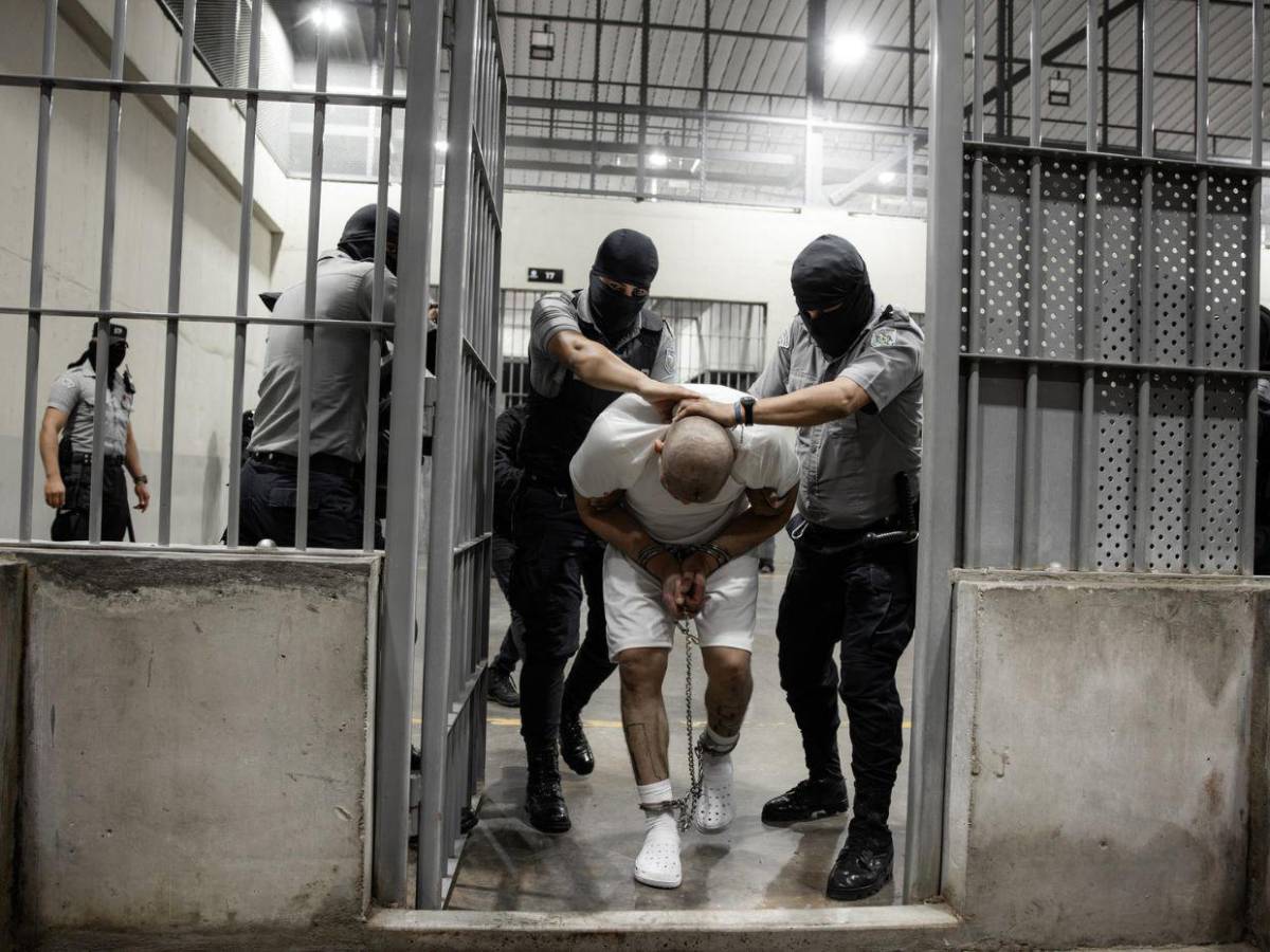 Las impactantes imágenes del envío de reos de la banda del Tren de Aragua a El Salvador