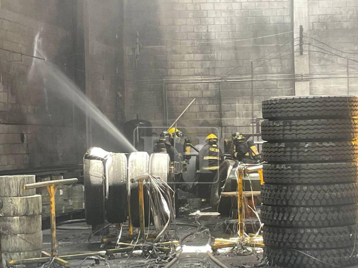 Las imágenes del incendio que quemó una bodega de llantas en el anillo periférico