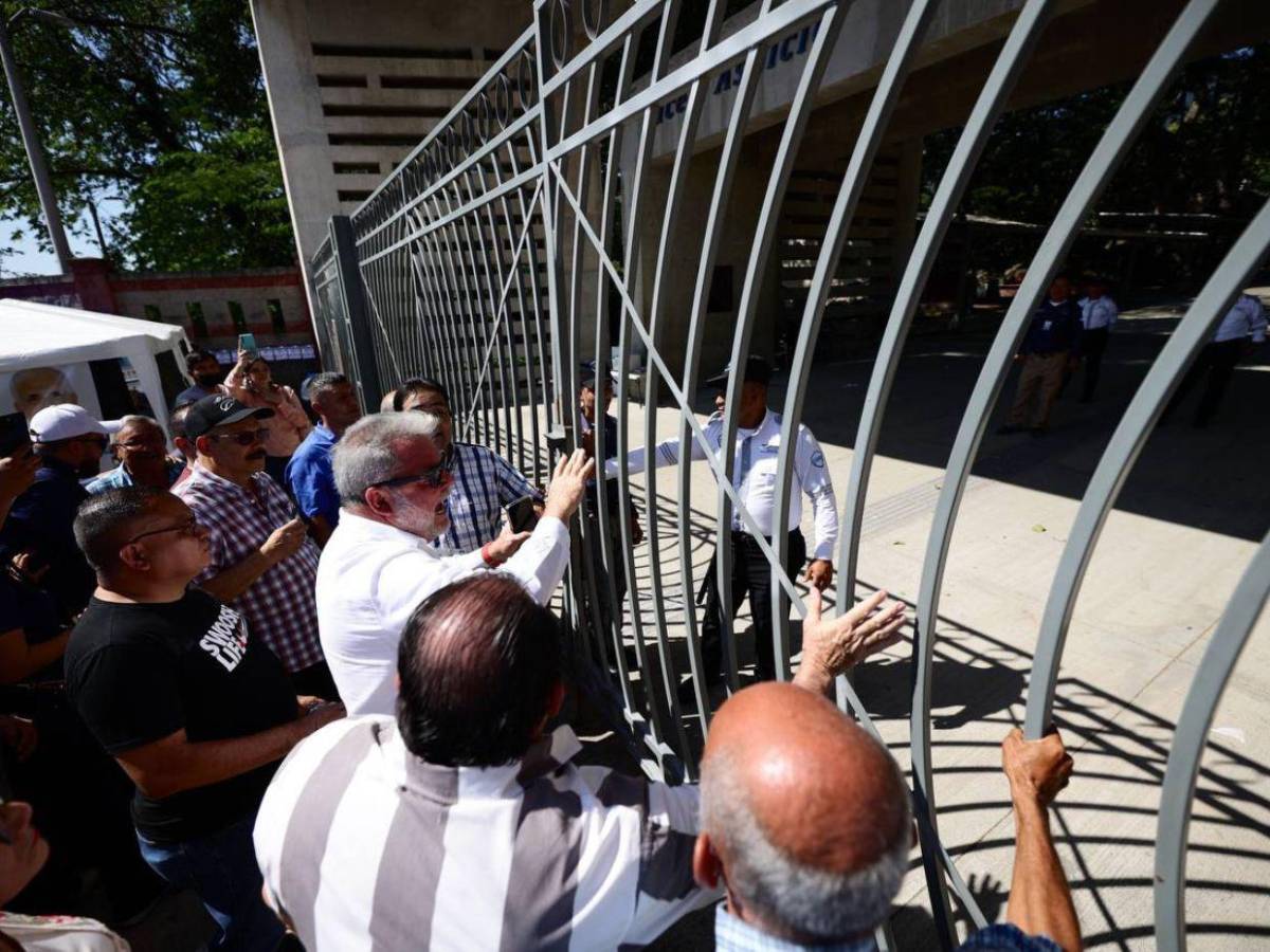 “Libre es una m...”: Roberto Contreras critica retraso en la apertura de urnas en SPS