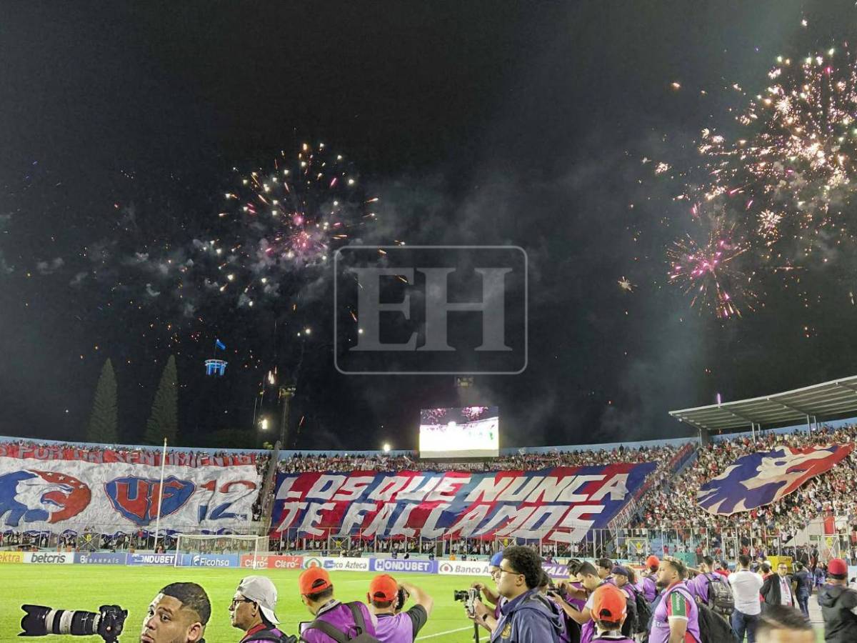 ¡Con tifo y show de luces! Así fue recibido el Olimpia en la gran final