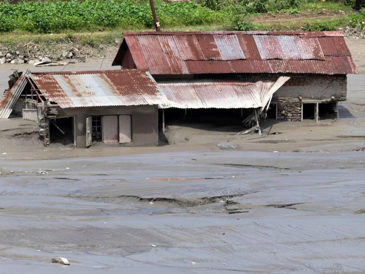 Destrucción en Nepal: riada suma más de 800 muertos y llegan rescatistas internacionales