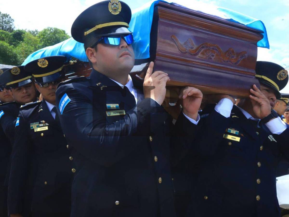 Entre globos y tambores despiden al inspector Kevin Pérez en su entierro