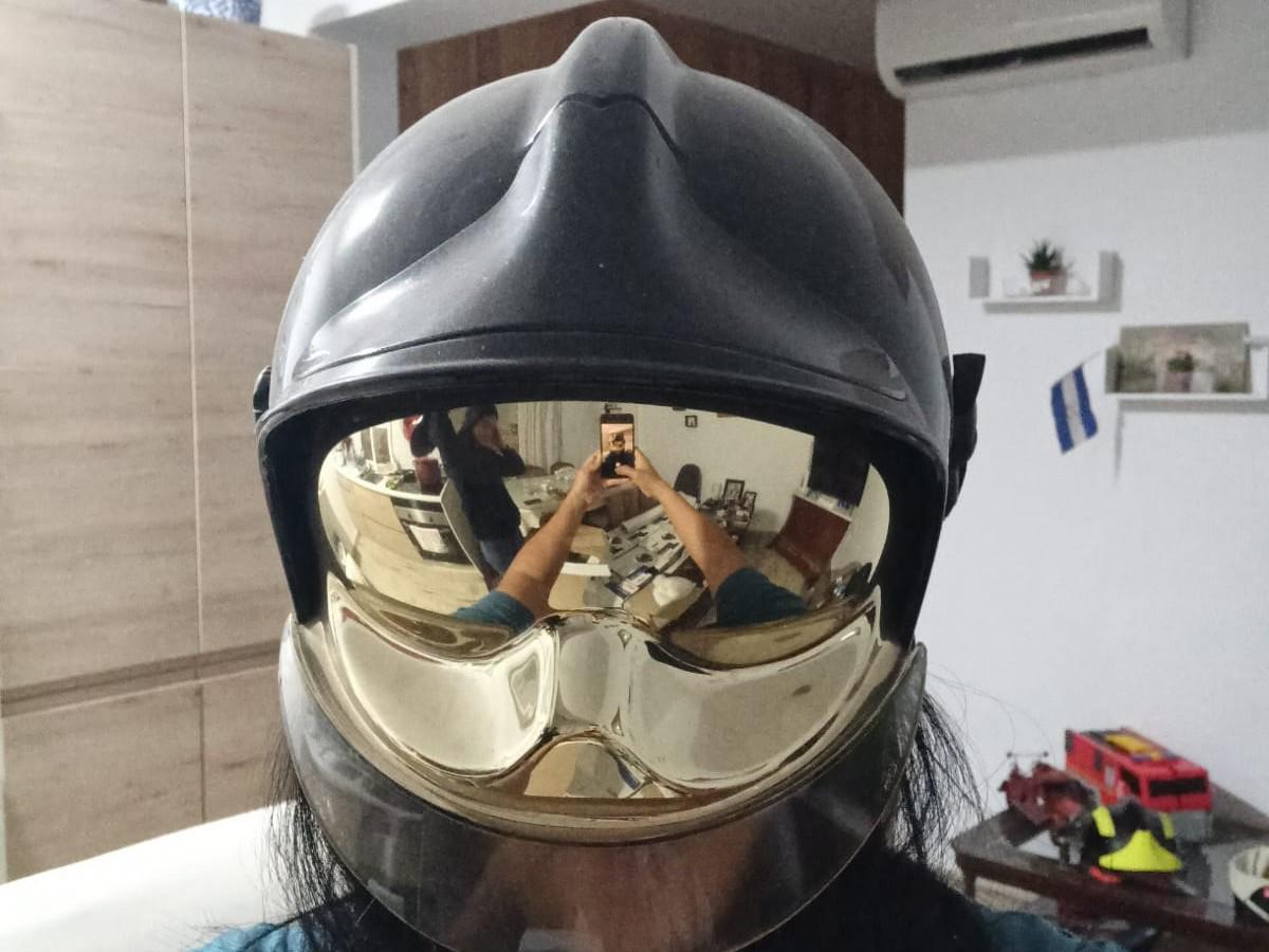 Parte del equipo donado es el casco gallet F1, semi-integral de origen francés y uno de los cascos más utilizados por los bomberos en el mundo.