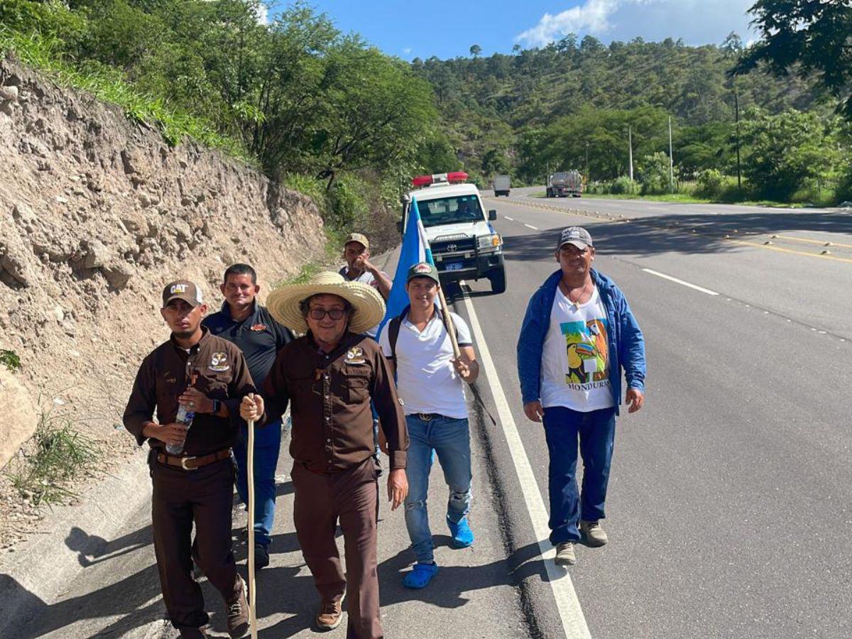 Padre Leopoldo ya ha recorrido 150 kilómetros para ayudar a damnificados