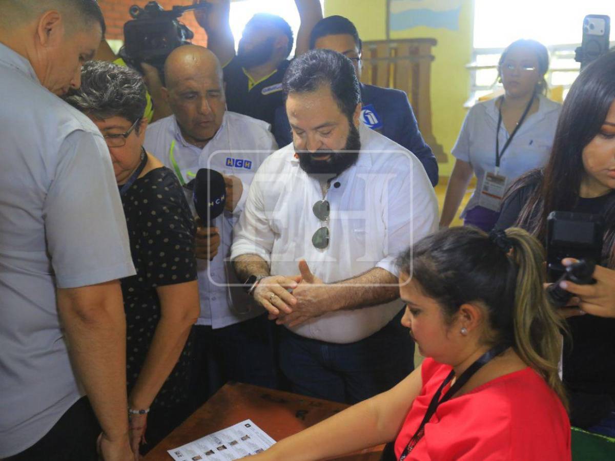 “La gente tiene derecho a hacer y decir lo que quiera”: Redondo tras abucheos en su centro de votación
