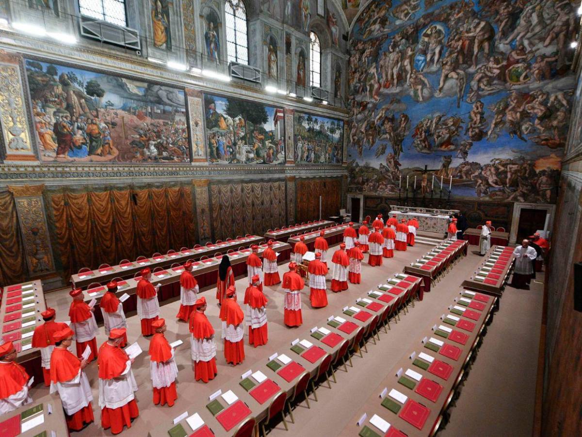 Imágenes impactantes del primer día del cónclave: cansancio, expectativa y fumata negra