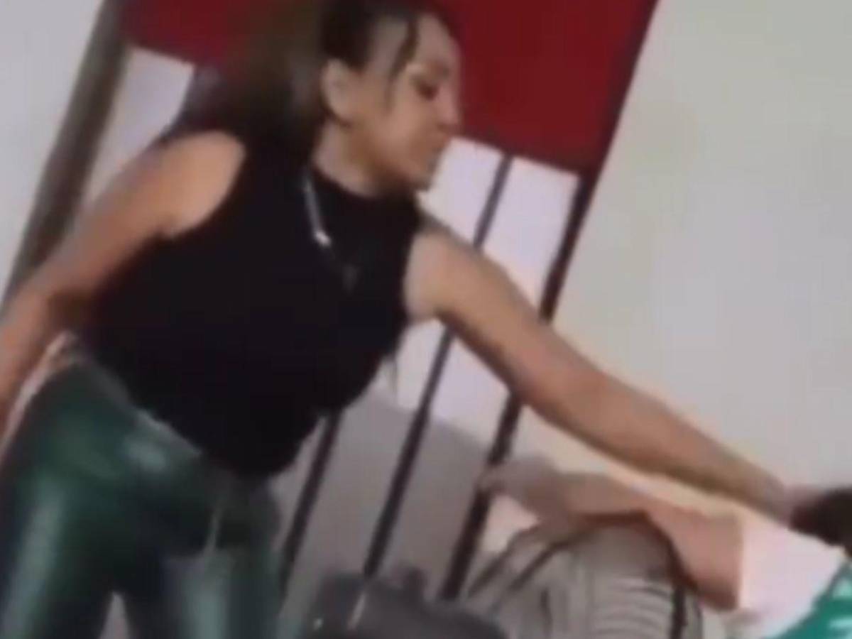 Arrestan a mujer tras viralizarse video donde agredía a su madre en La Ceiba
