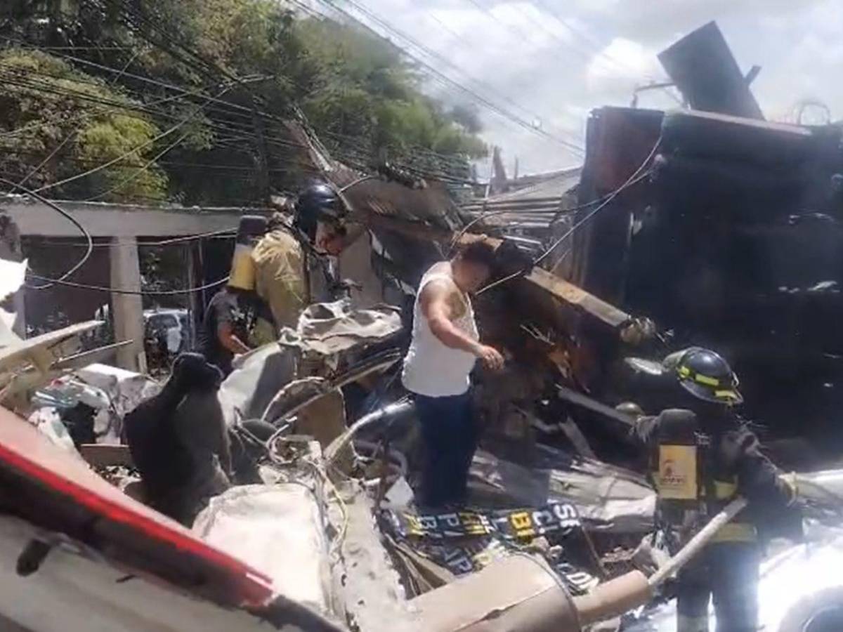 Las primeras imágenes de volcamiento de volqueta que dejó varios muertos en Villa Nueva