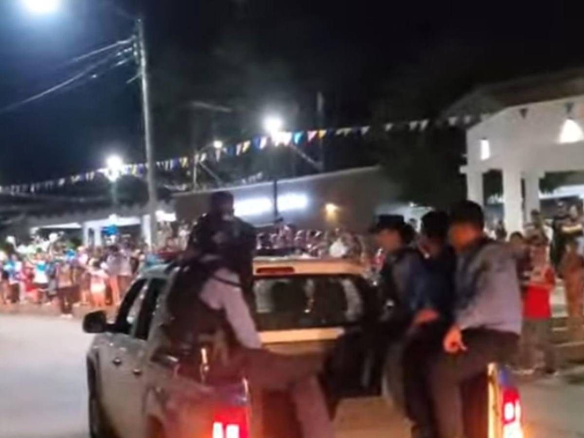 Globos blancos, aplausos y tristeza: así recibieron el cuerpo de Kimberly en Santa Bárbara