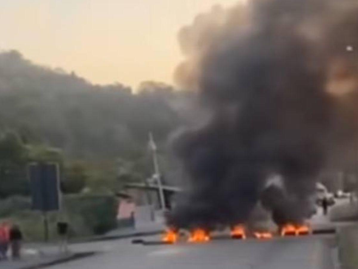 Lluvia de piedras y gas lacrimógeno: afectados por Koriun Inversiones protestan en Choloma