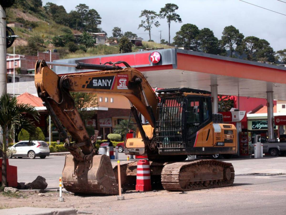 Entre baches y polvo: el lento avance de la carretera hacia Olancho