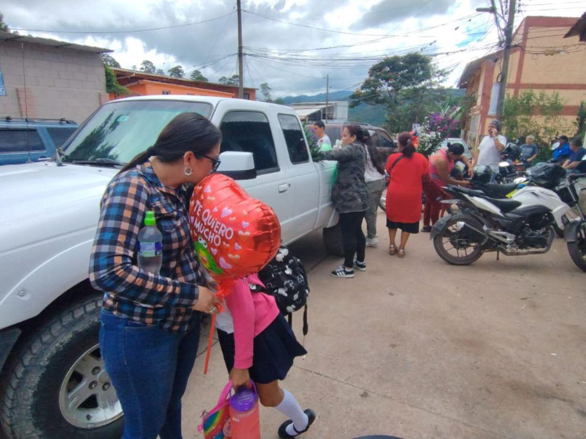 Lloran la muerte del pequeño Jhonny en El Tablón: con globos y alabanzas se despiden de él