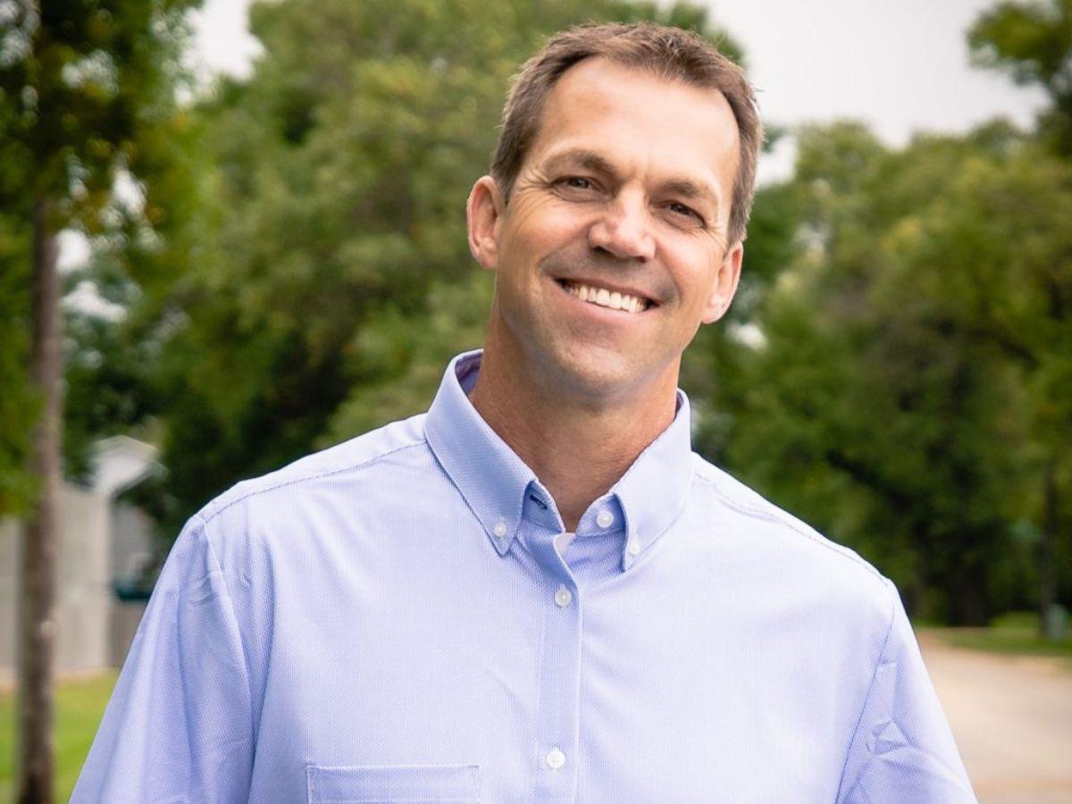 Difunden supuestas fotos del esposo de Kristi Noem usando senos postizos