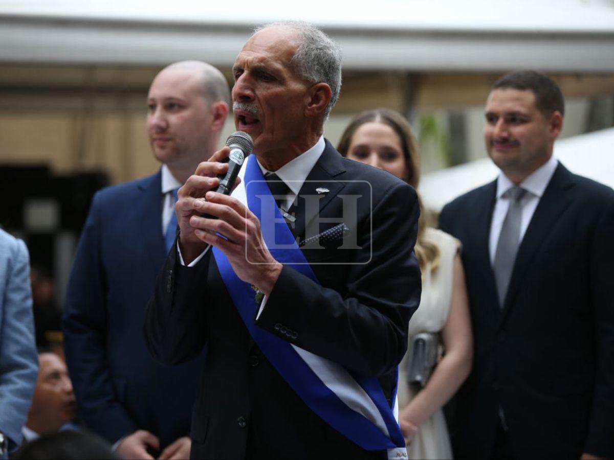 Diputados llegando en bus y comiendo mango: curiosidades de la toma de posesión de Nasry Asfura