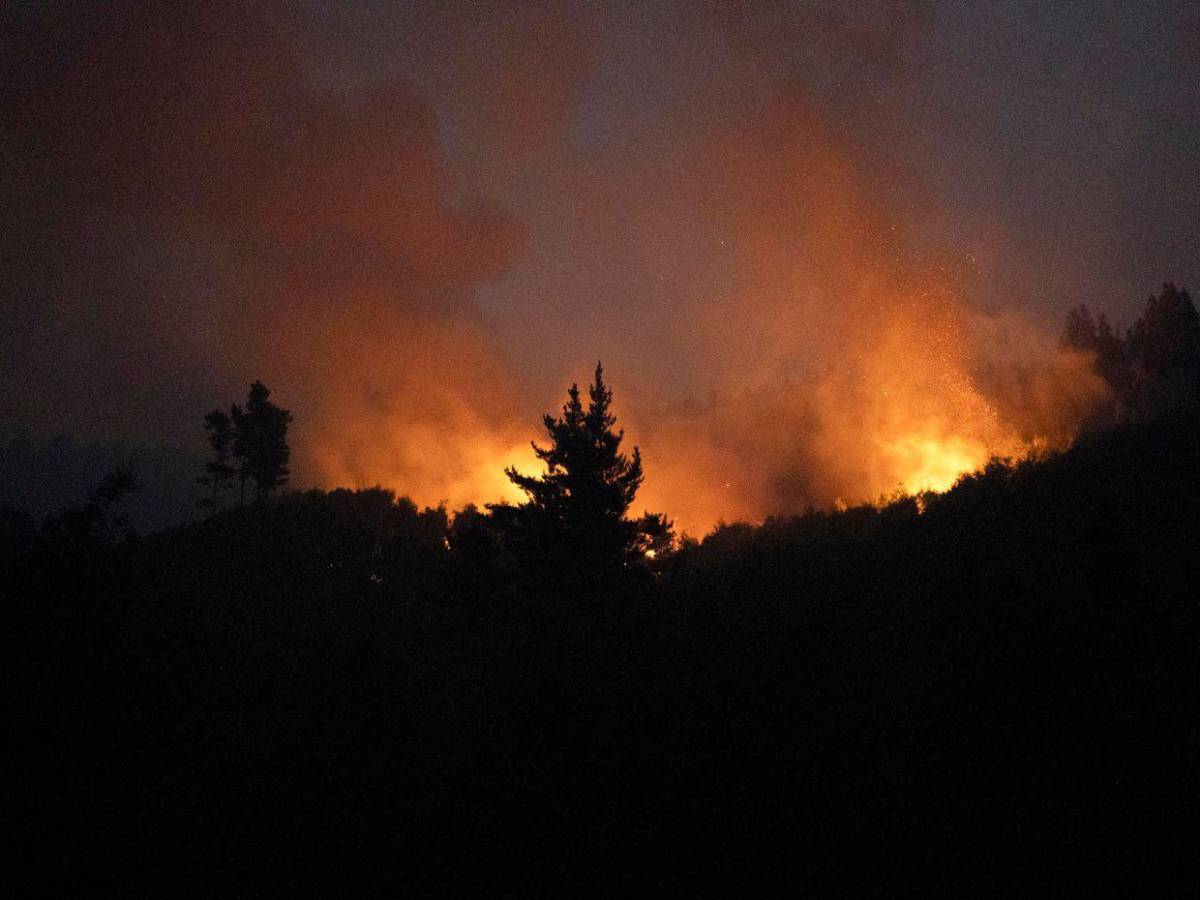 Megaincendios arrasan el sur de Chile y autoridades decretan estado de catástrofe