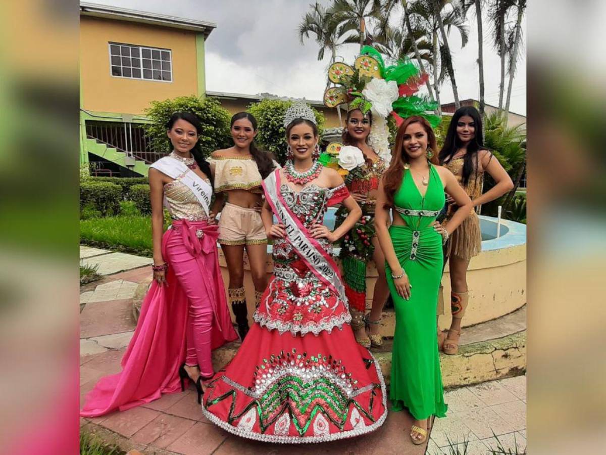 La reina de la feria junto a las otras señoritas participantes.