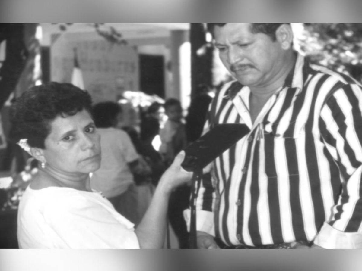 Una fotografía de Dolores Valenzuela durante una entrevista en sus años de reportera.