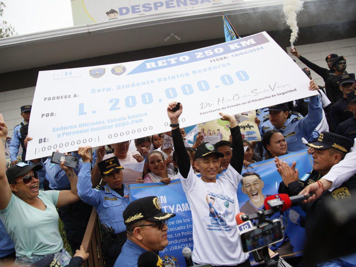 Condecoran a Shin Fujiyama en la Secretaría de Seguridad por su aporte a la educación