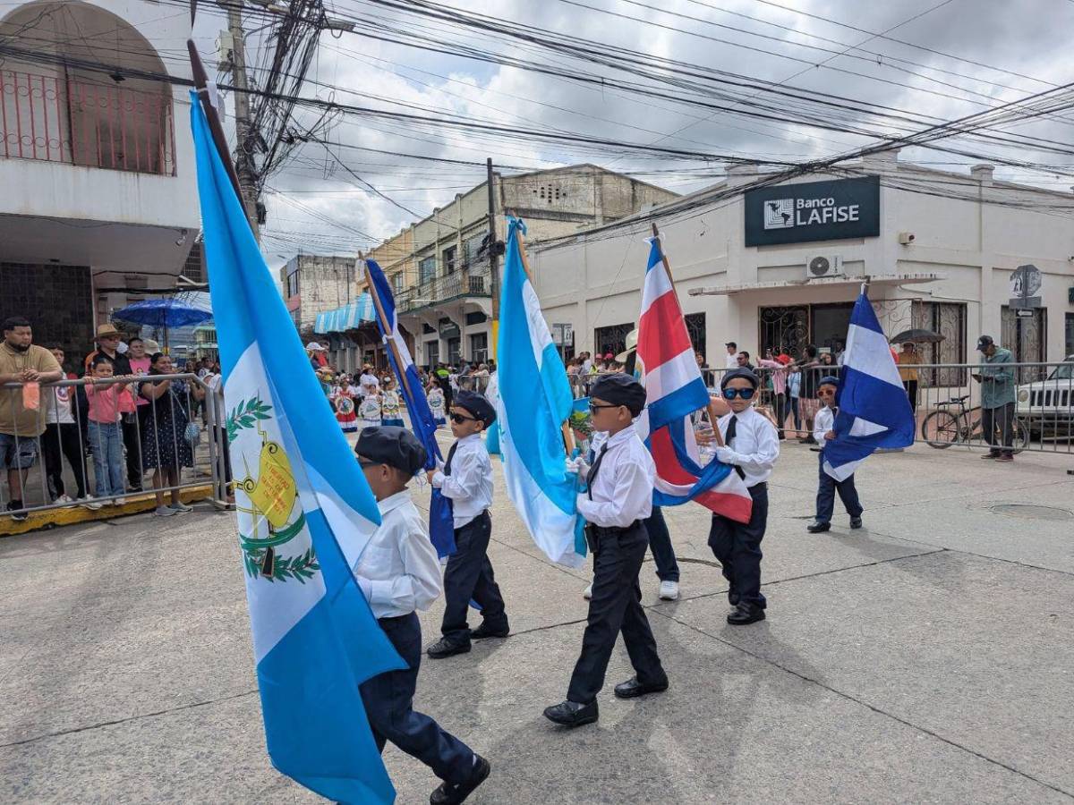 Hondureños celebran con fervor cívico los 204 años de independencia en todo el país