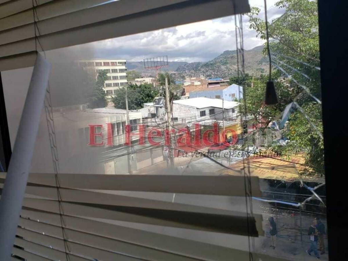 Ventanas, cortinas y vidrios rotos: los daños que dejó la protesta en las oficinas de Ciudad Mujer