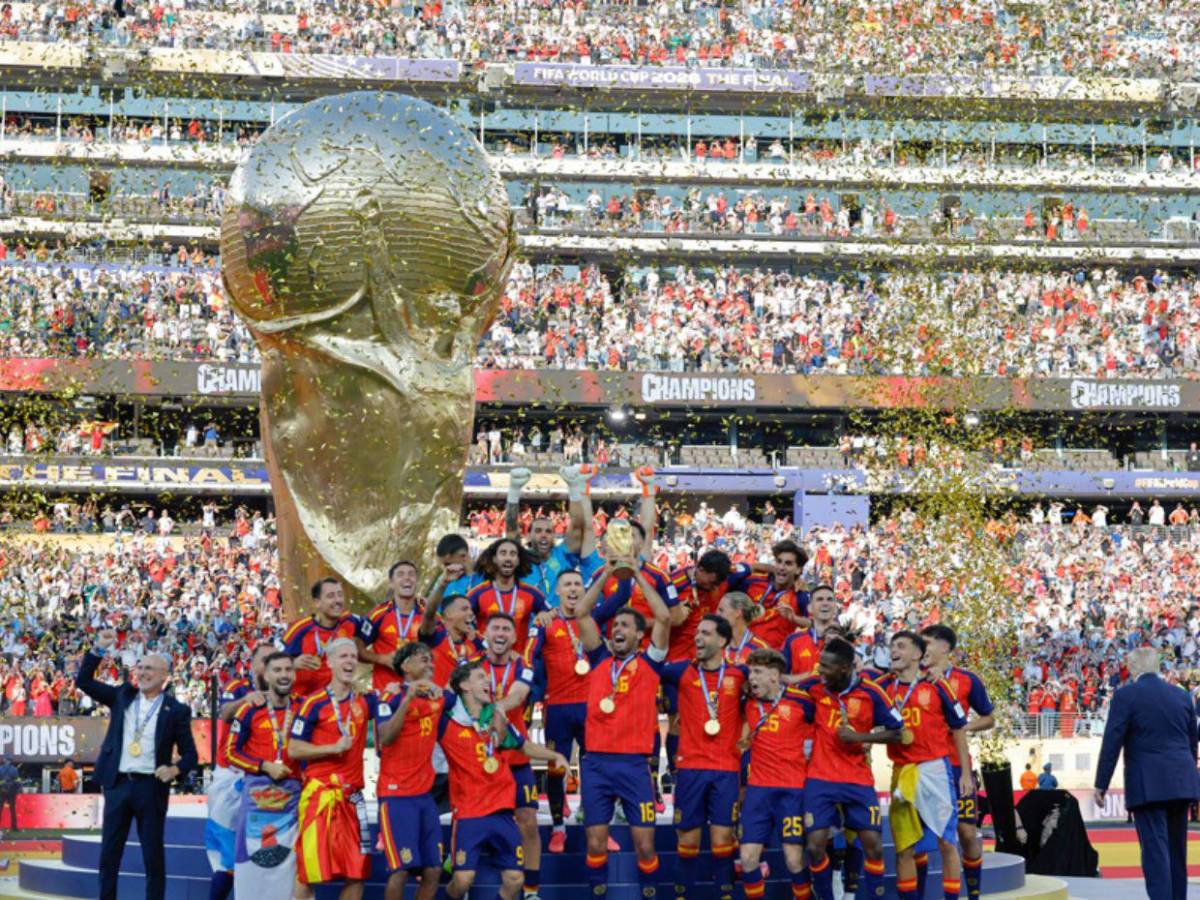 Lágrimas de felicidad y algarabía en las calles: así celebra España su segunda Copa del Mundo