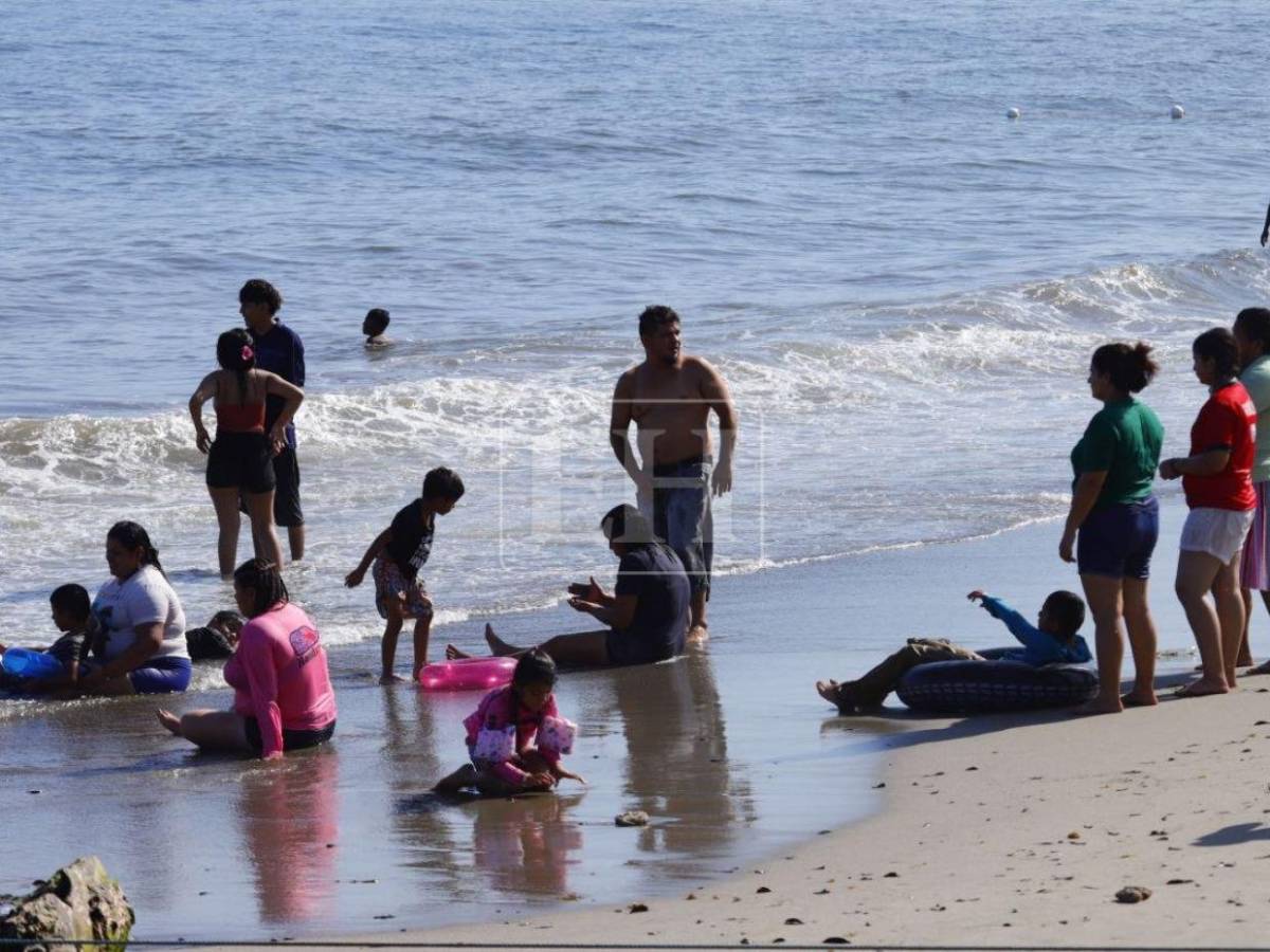 Playas de Tela siguen llenas en la recta final de Semana Santa