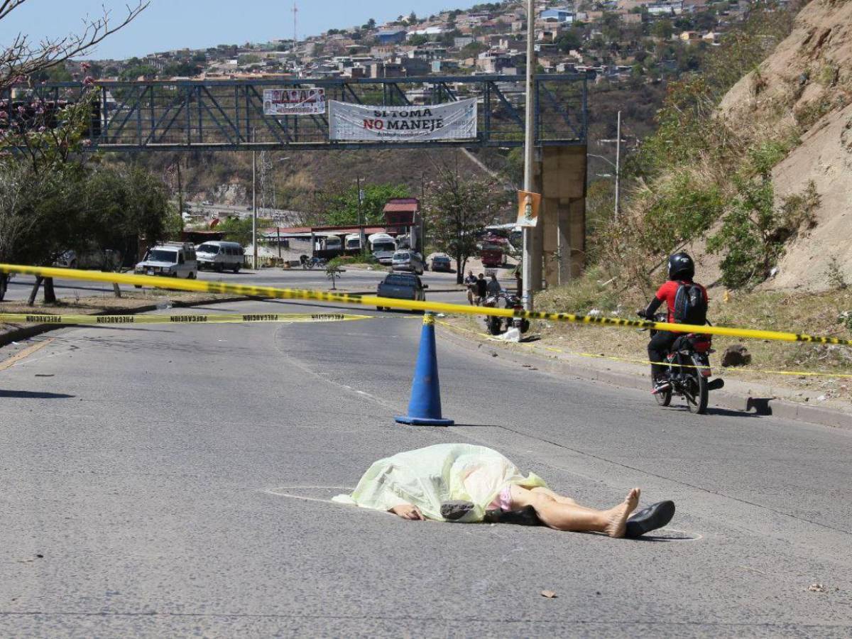 A pocos metros del puente peatonal murió arrollada señora en el anillo periférico
