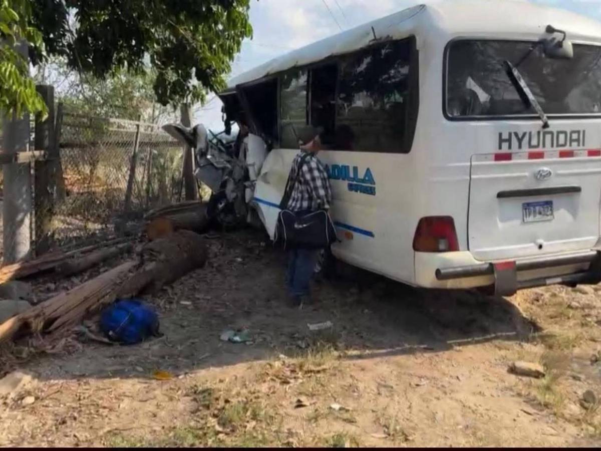 La caótica escena que dejó la colisión de un bus contra varios vehículos en Guaimaca