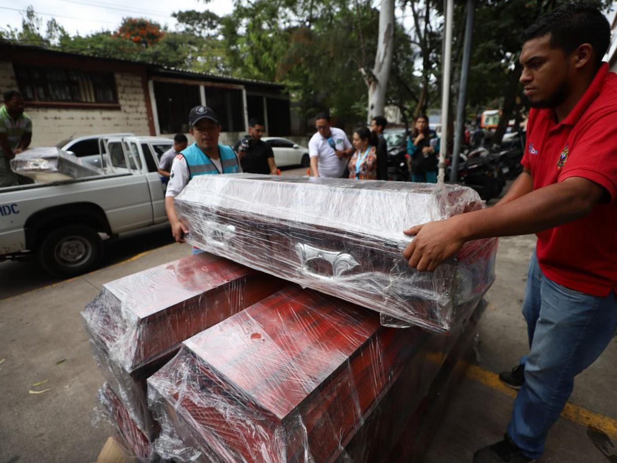Cuerpos de familia carbonizada en Ciudad Lempira ingresan a la morgue