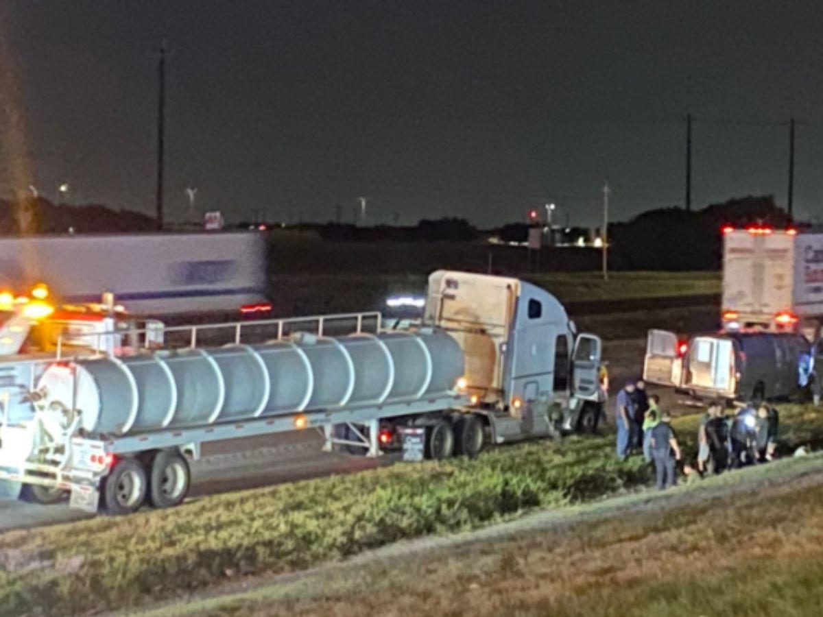 Rescatan a migrantes hondureños que viajaban hacinados en un camión en Texas
