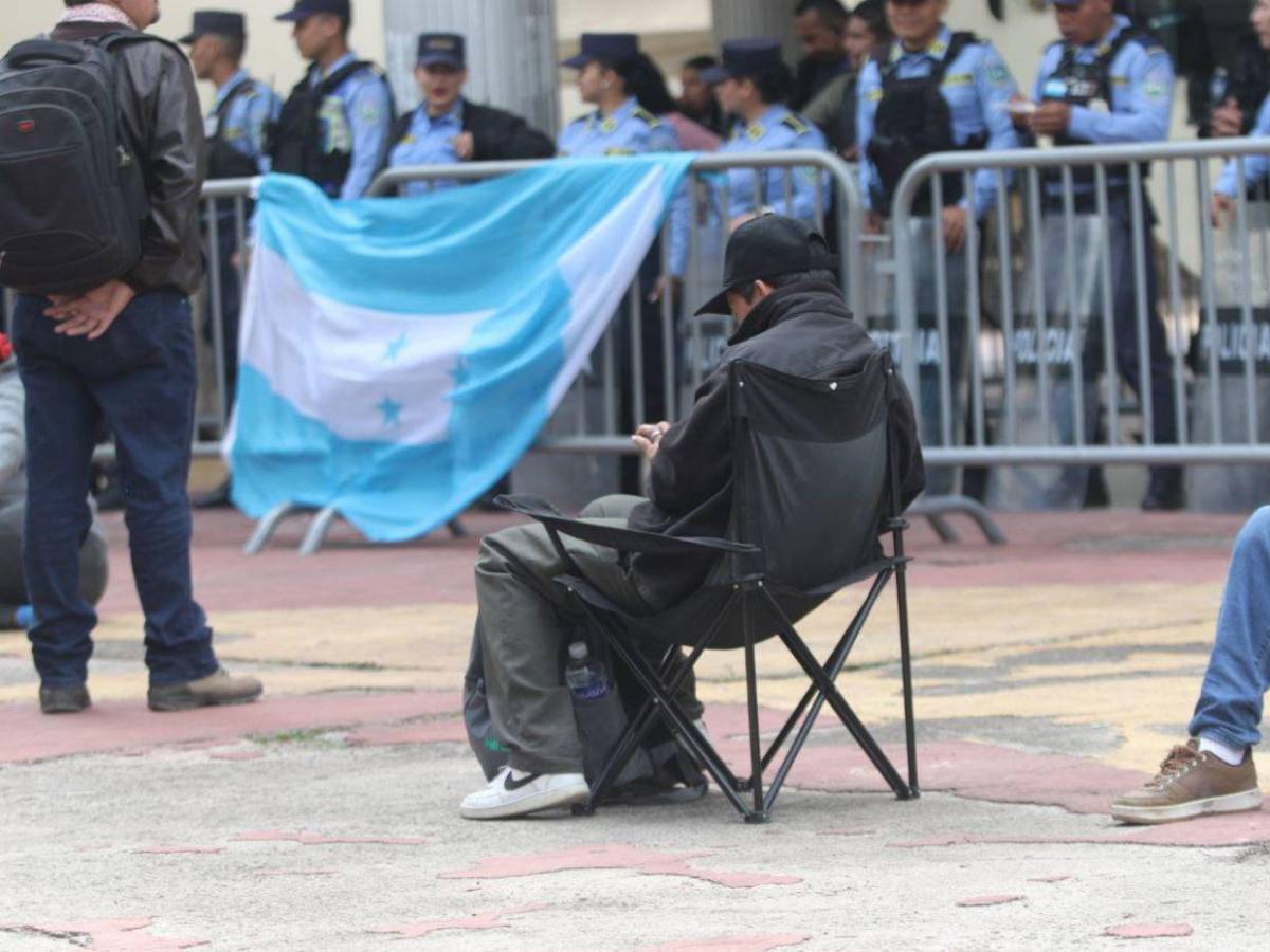 De aquí no nos vamos: afectados de Koriun protestan en los bajos del Congreso Nacional