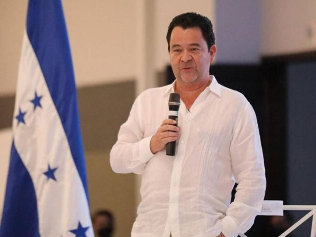 El fraude de las licencias: así habrían desviado millones Juan Ramón Molina y Liana Mayorga