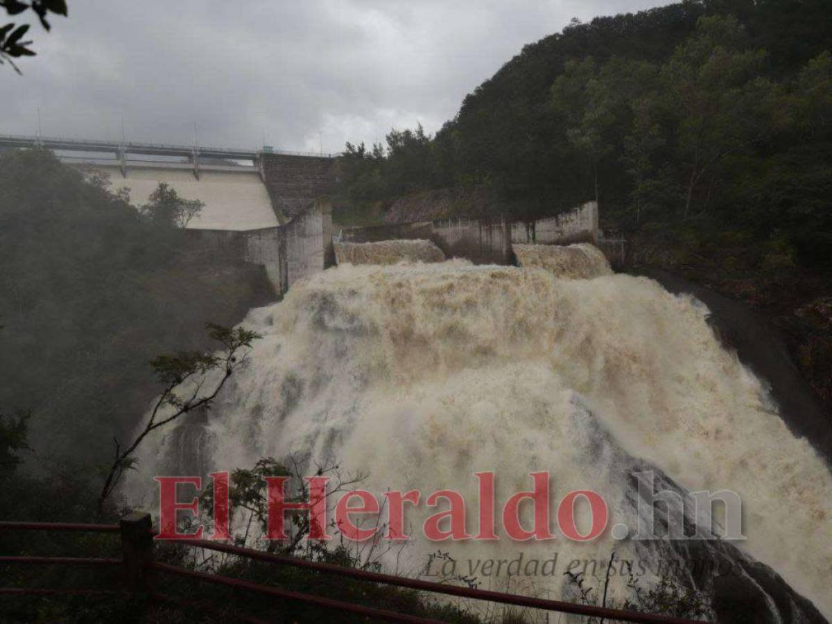 En la represa La Concepción se tuvieron que abrir las compuertas para permitir la salida de aguaya que las precipitaciones causaron que se almacenara más agua.