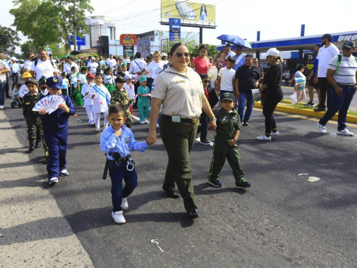 Cuadros de cadetes honran a la patria en los desfiles de independencia